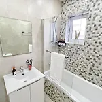 The Encino - Luxury Seaside Apartment Larnaca