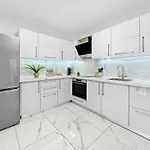 The Encino - Luxury Seaside Apartment *