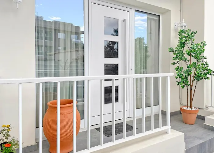 The Encino - Luxury Seaside 拉纳卡