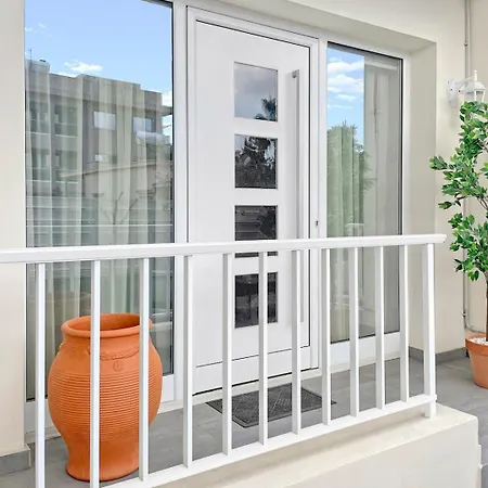 The Encino - Luxury Seaside Ларнака